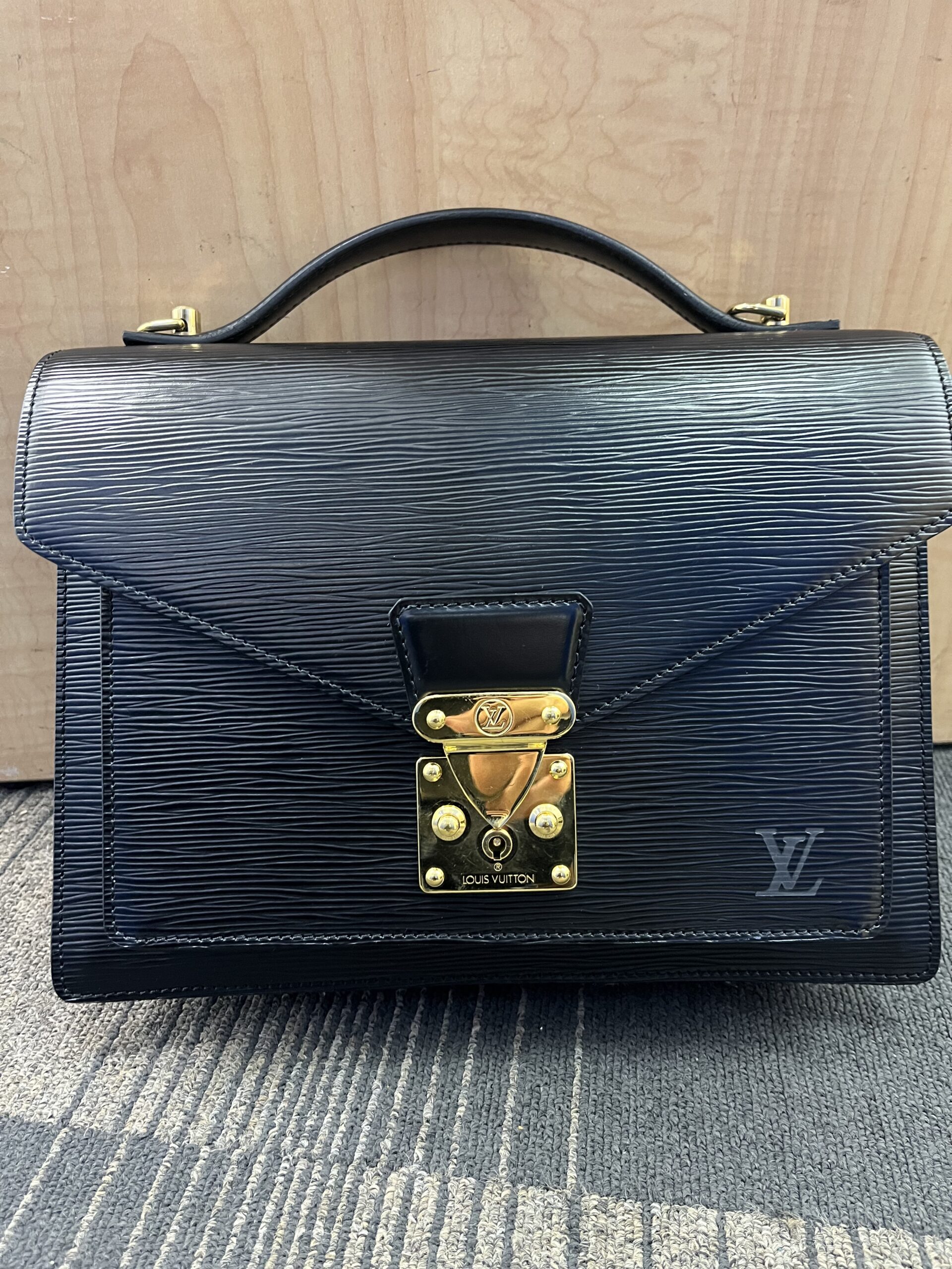 モンソー Louis みっともない Vuitton 黒 エピレザー ストラップ、鍵なし