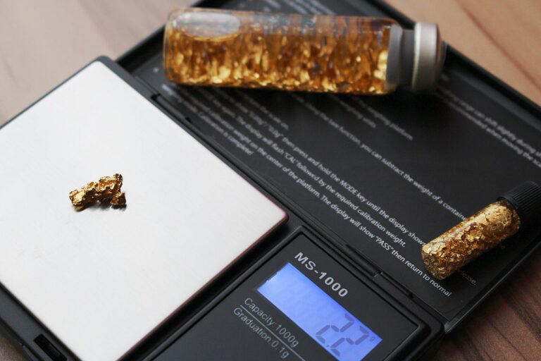 「王水」とは？金をも溶かす液体の化学的仕組み・歴史・人体への影響まで徹底解説 | 買取大吉